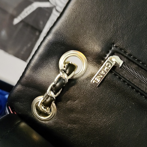 CHANEL Black Quilted Shoulder Bag with Gold CC Hardware - Picture 2 of 7